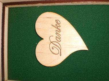 Gravur Herz aus Holz (Bitte hier klicken um dieses Bild in seiner vollen Größe zu betrachten)