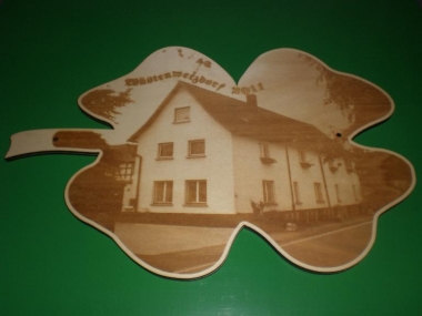 Holzgravur Haus kleeblatt (Bitte hier klicken um dieses Bild in seiner vollen Größe zu betrachten)