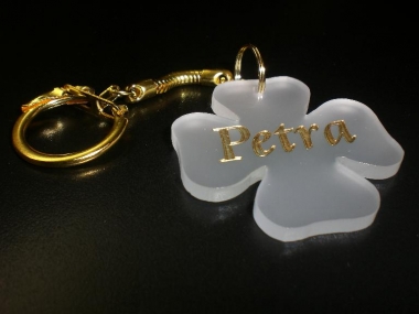 Kleeblatt Acrylanh&auml;nger weiss (Bitte hier klicken um dieses Bild in seiner vollen Gr&ouml;&szlig;e zu betrachten)