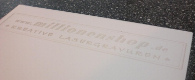 Gravur Logo auf Fliese (Bitte hier klicken um dieses Bild in seiner vollen Größe zu betrachten)