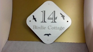 Hausnummer Gravur (Bitte hier klicken um dieses Bild in seiner vollen Gr&ouml;&szlig;e zu betrachten)