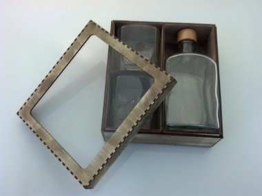Whiskybox mit Flasche u. Gravur (Bitte hier klicken um dieses Bild in seiner vollen Größe zu betrachten)