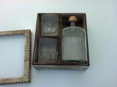 Whiskybox mit Flasche u. Gravur1 (Bitte hier klicken um dieses Bild in seiner vollen Größe zu betrachten)